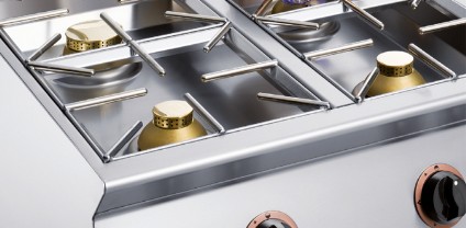 <span class='evidenza'>Piani a filo</span>. La forza dei piani in acciaio inox 20/10, incassati a filo, esalta e rende unica la possibilità di spostare comodamente i tegami.